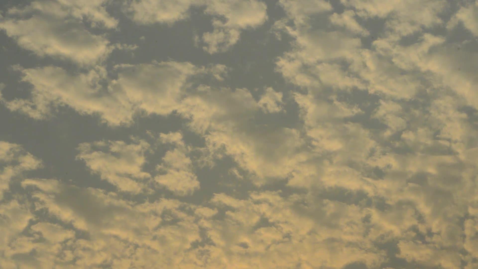 浮云在夏季日落时覆盖天空视频的预览图