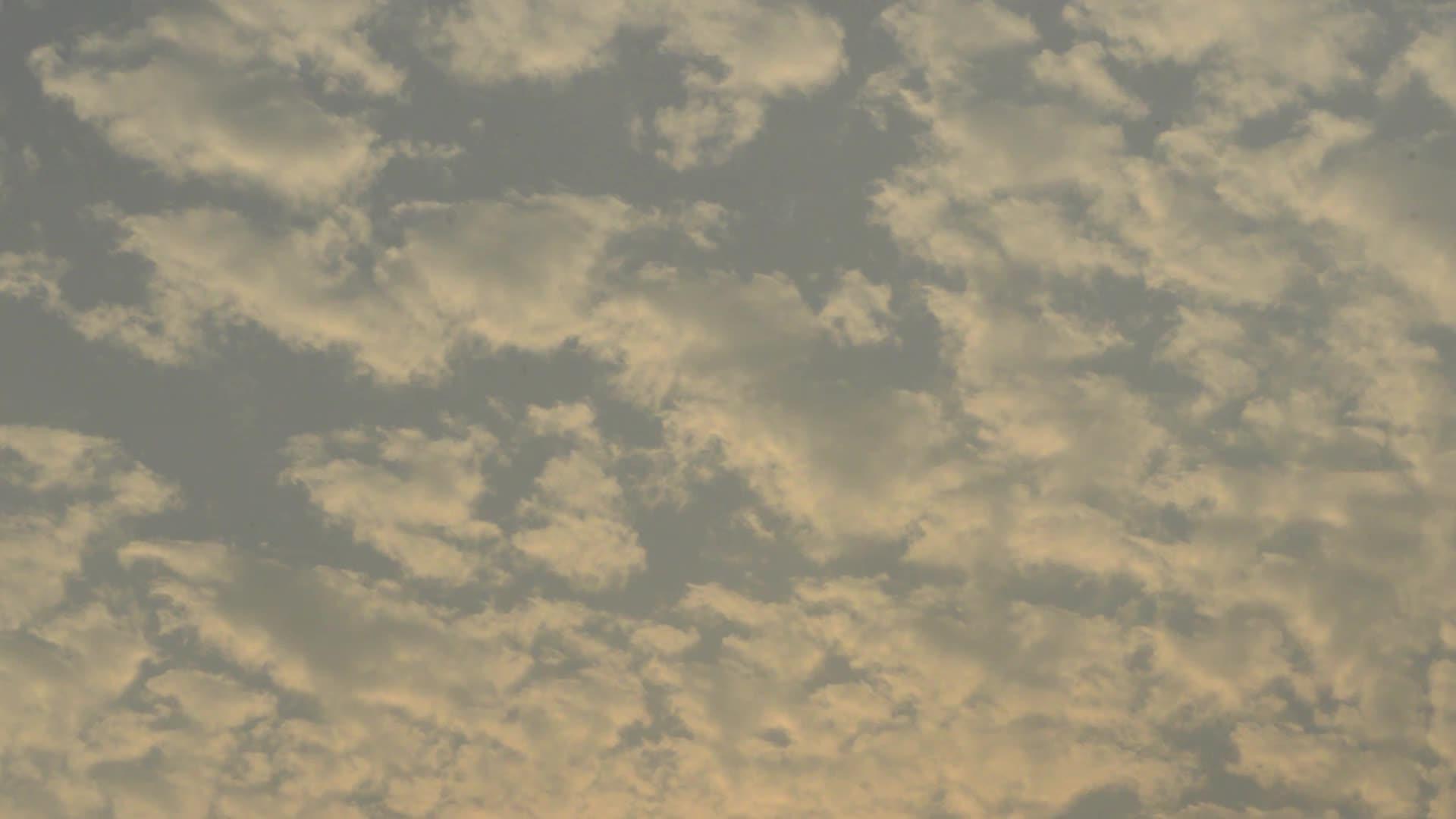 浮云城天际线的夜晚夏天的日落时间覆盖着戏剧性的天空视频的预览图