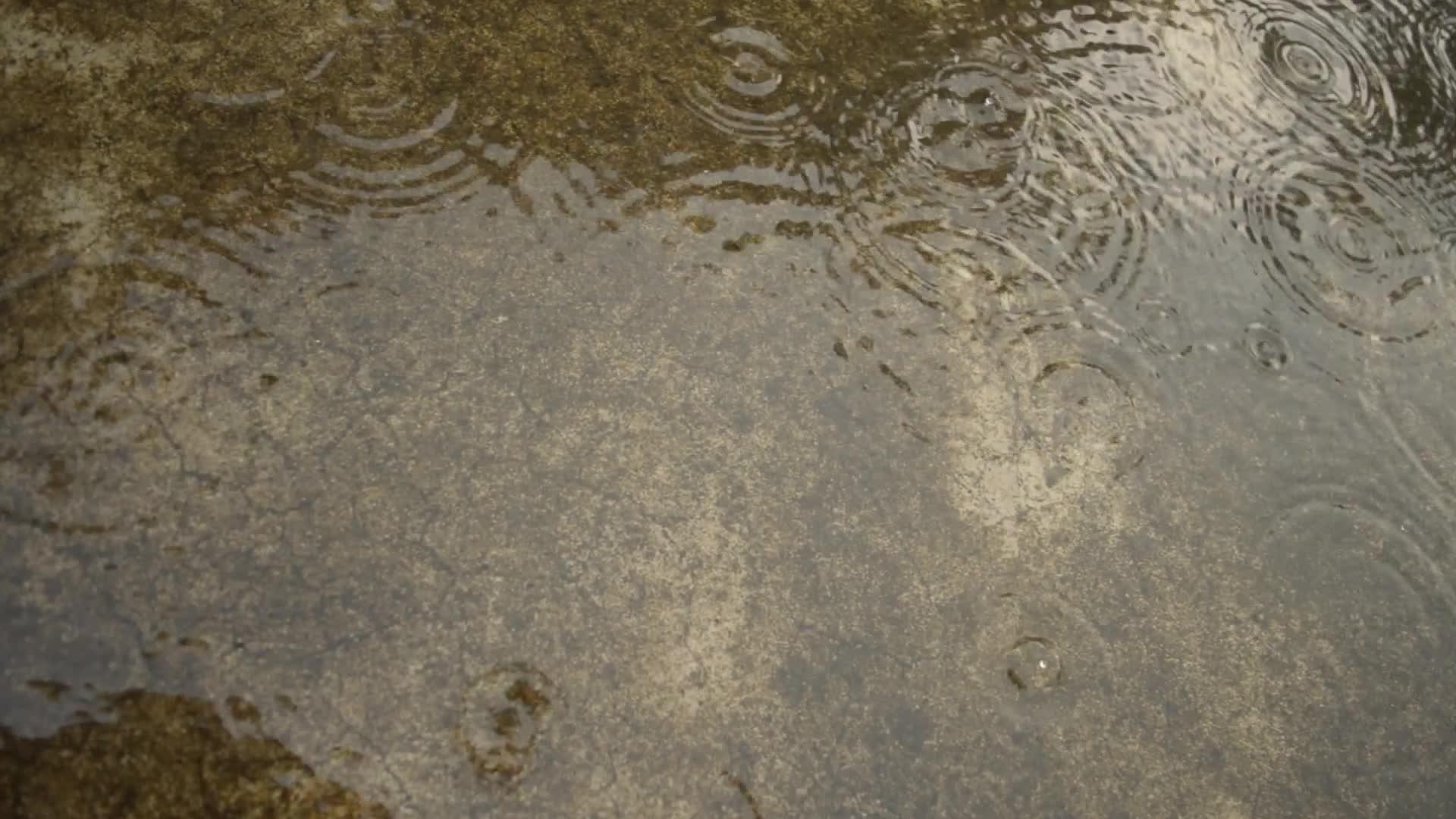 雨滴落在混凝土屋顶表面视频的预览图
