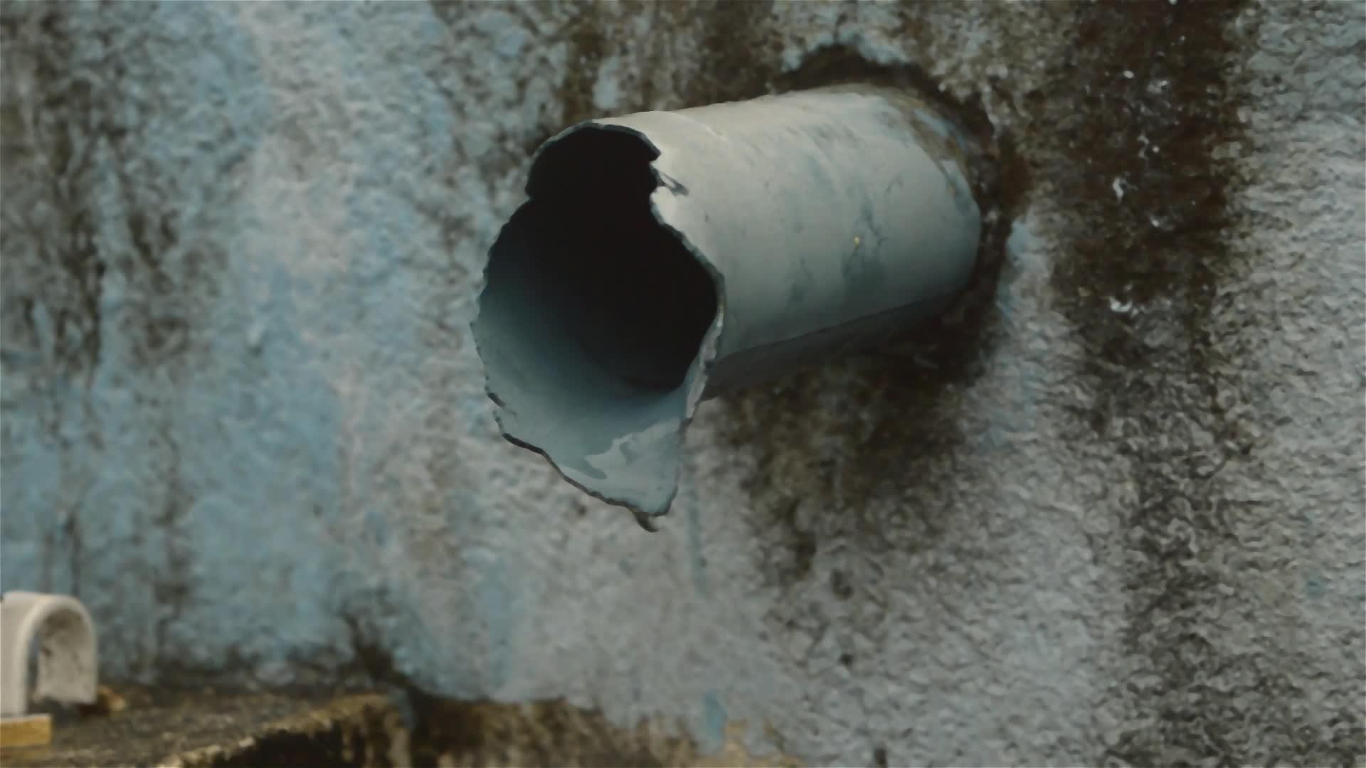 从打开的水龙头掉下来的水滴是从安装在住宅楼里的脏水滴里掉下来的视频的预览图