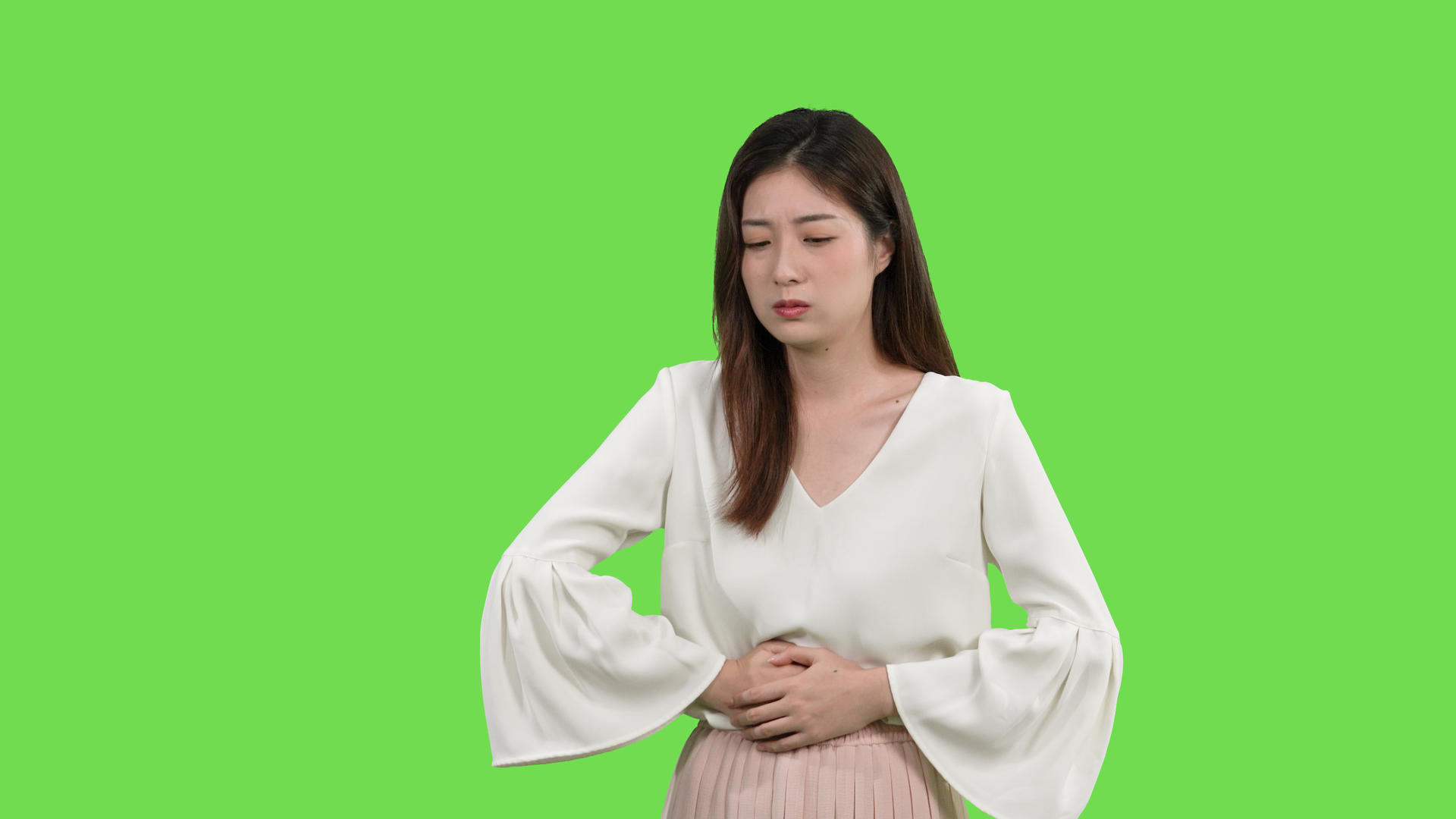 4k女生腹痛生理痛疼痛不舒服绿幕视频视频的预览图