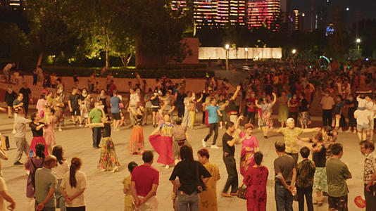 【该视频无肖像权，请勿商用】城市居家生活休闲娱乐广场上跳舞健身人流4k素材视频的预览图
