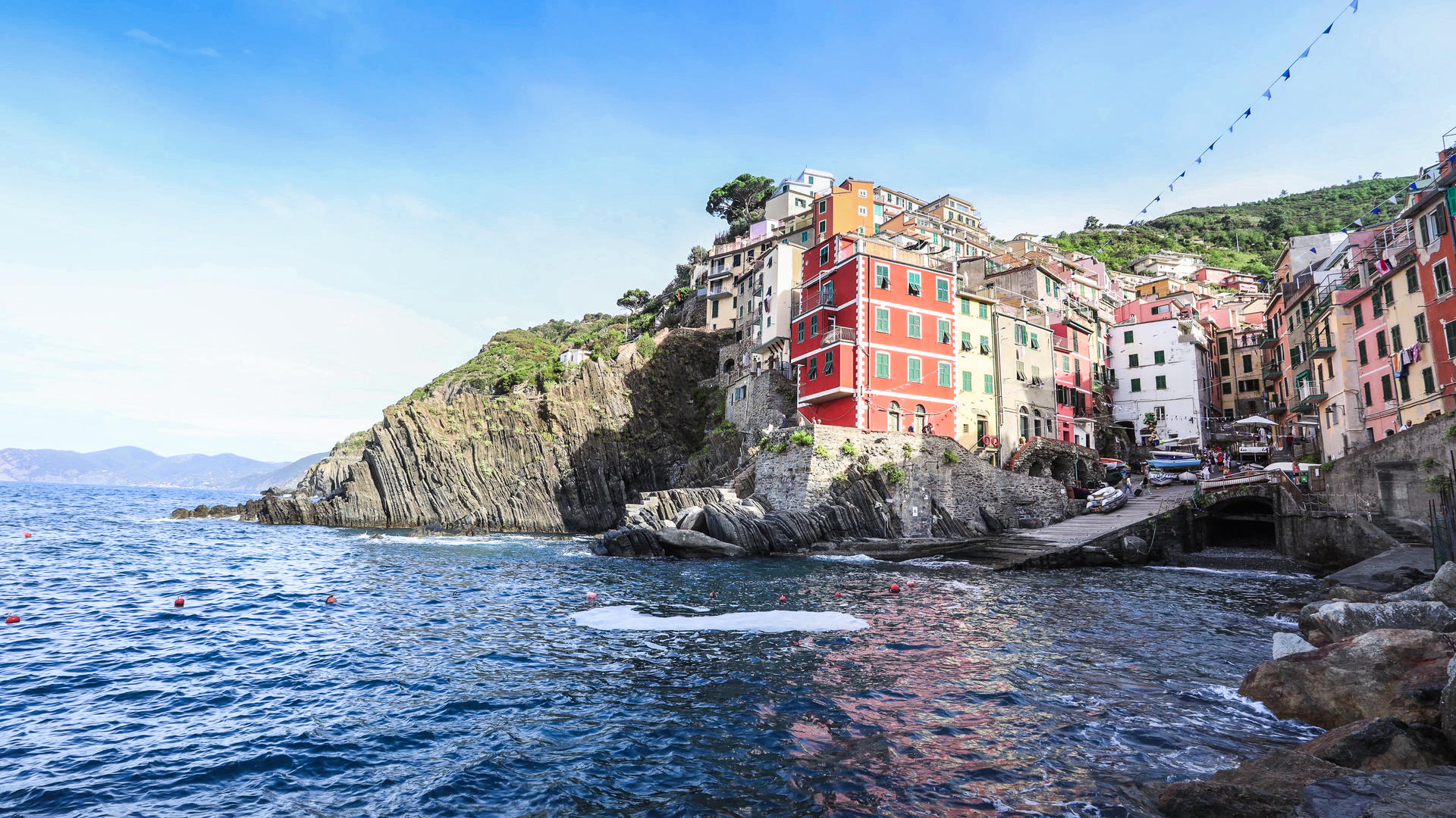 意大利著名旅游景点五渔村里奥马焦雷渔村延时视频视频的预览图