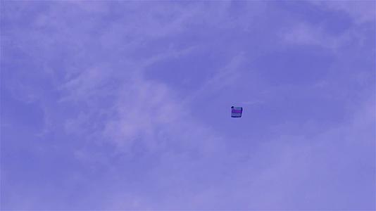 风筝在天空中飞翔蓝天白云在天空中放风筝风筝视频在加尔各答Vishwakarma视频的预览图