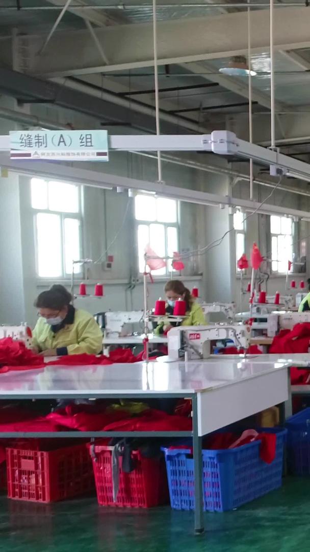 新疆制衣厂工人工作航拍视频的预览图