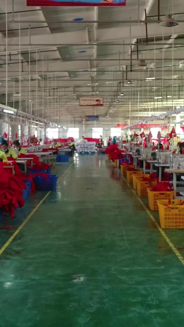 新疆制衣厂工人工作航拍视频的预览图