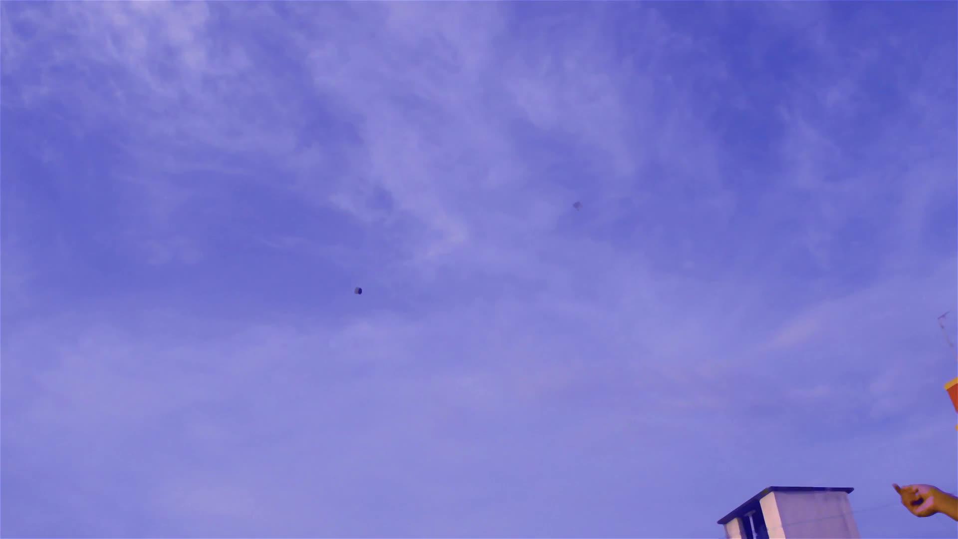 放风筝的蓝天白云视频的预览图