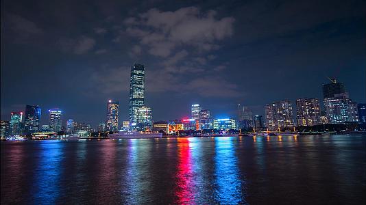 8k上海北外滩城市灯光大楼夜景延时黄浦江摄影视频的预览图