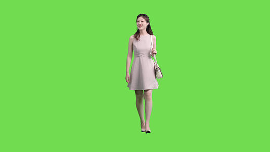 4k女生逛街行走走路全身绿幕抠像视频视频的预览图