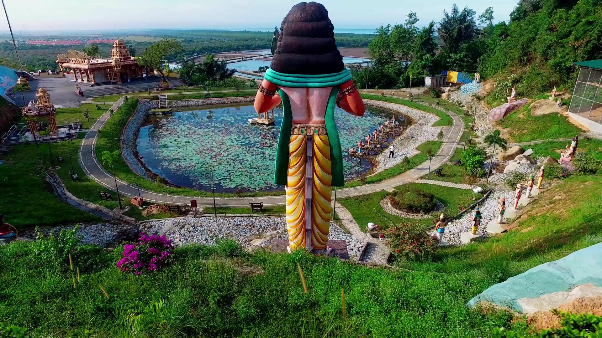 在巴图卡万有一个莲花池的寺庙花园主题视频的预览图