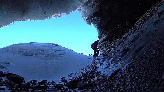 探险冰洞视频的预览图