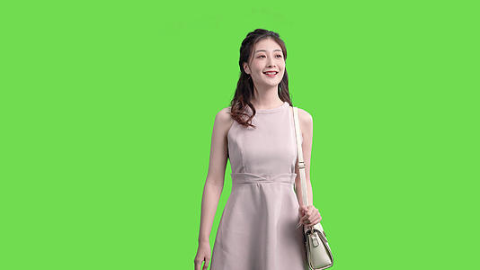 4k女生逛街绿幕抠像半身视频视频的预览图
