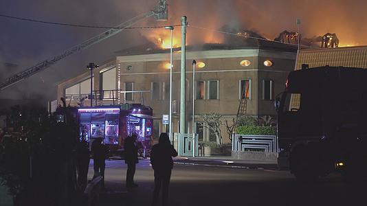晚上我和消防员一起烧了房子2视频的预览图