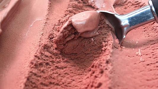 冰淇淋超市正在捕捉巧克力冰淇淋肉视频的预览图