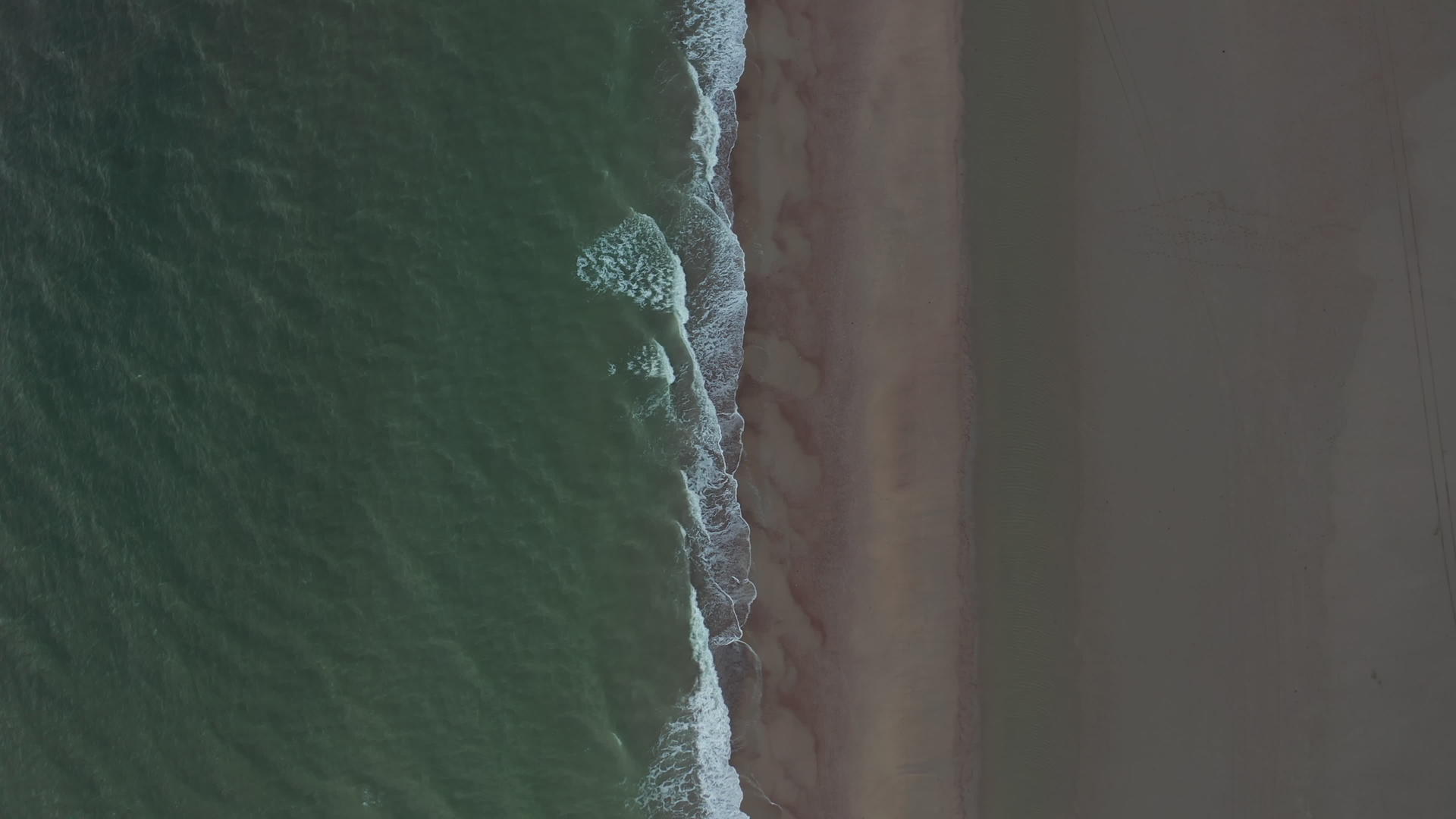 天空鸟眼视4k4k天空中的棕色普通海滩图案和深绿色海洋视频的预览图