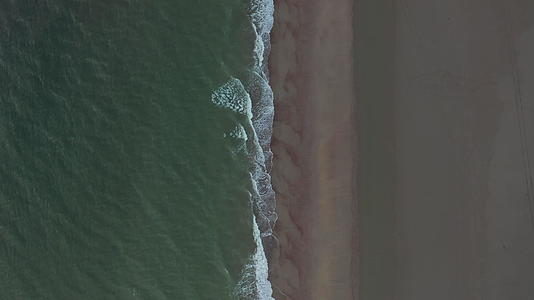 天空鸟眼视4k4k天空中的棕色普通海滩图案和深绿色海洋视频的预览图