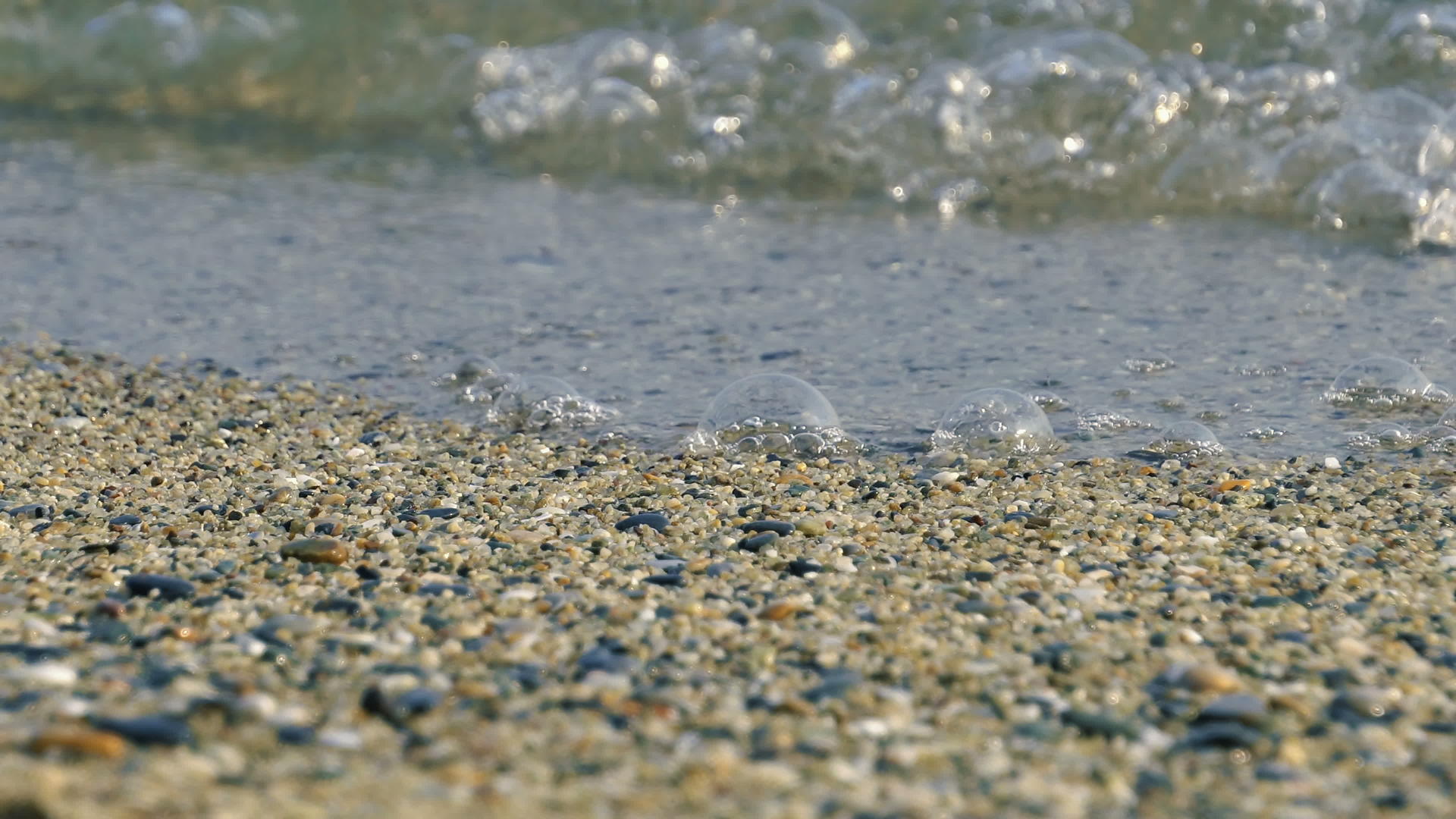彩色纹理水卵石海滩视频的预览图