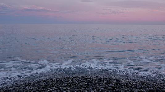 黄昏时的岩石海滩视频的预览图