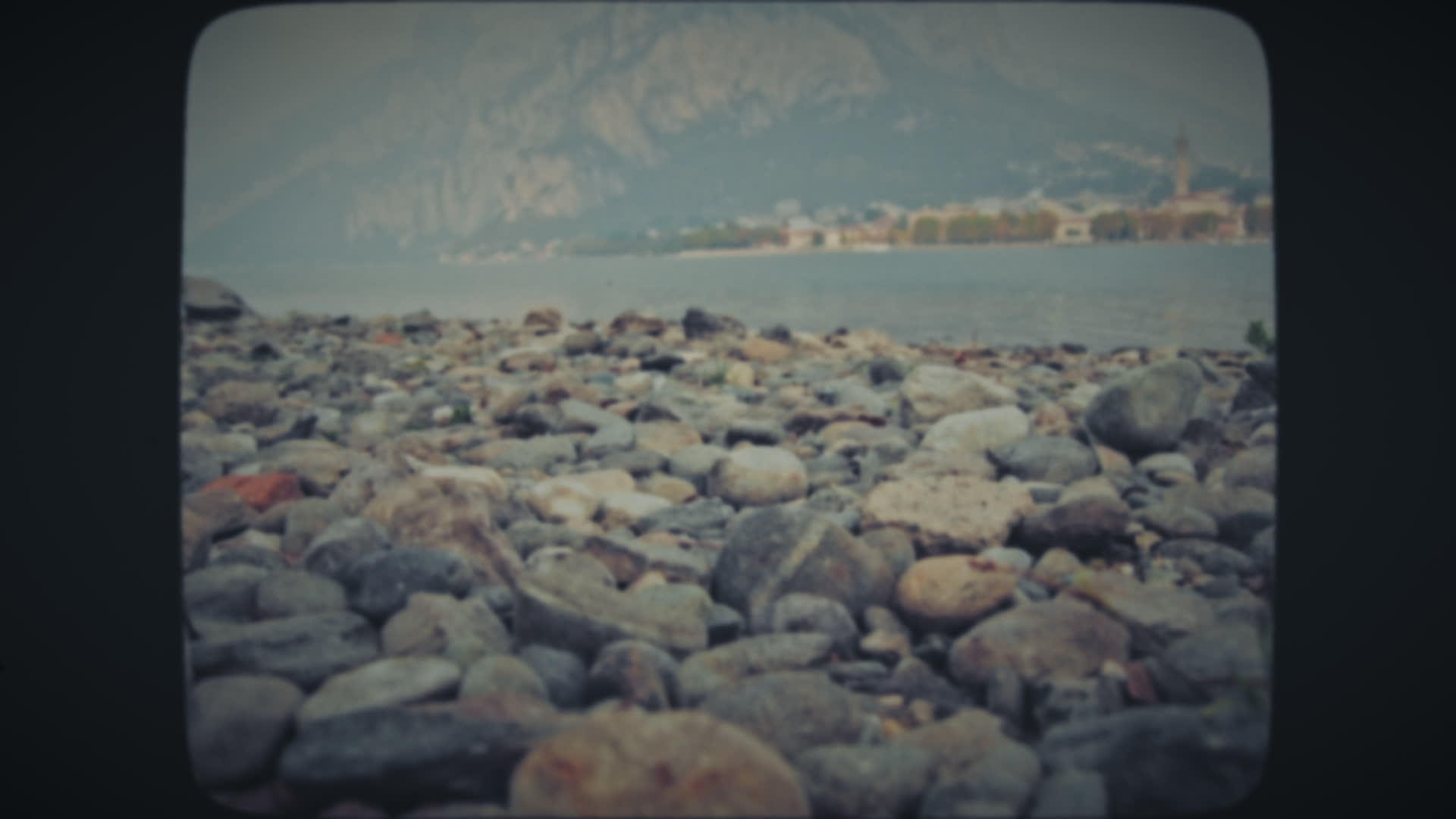 湖边海滩上的石头视频的预览图