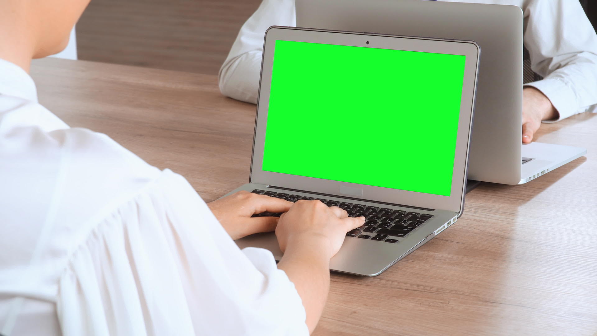 女性女性坐在桌子上用笔记本电脑输入数据视频的预览图