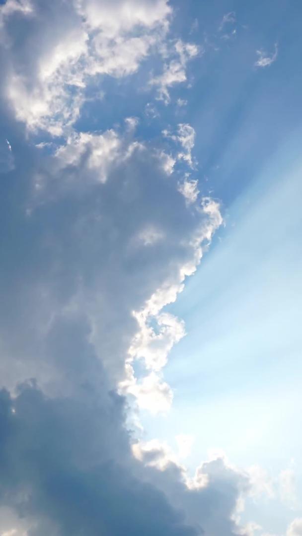 真正的太阳从云层中出来丁达尔光线视频的预览图