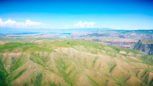 高山草原蓝天云彩牧业牧场航拍视频的预览图