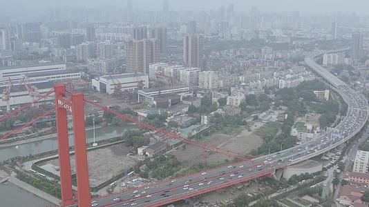 航拍武汉鹦鹉洲长江大桥和周边楼盘视频的预览图