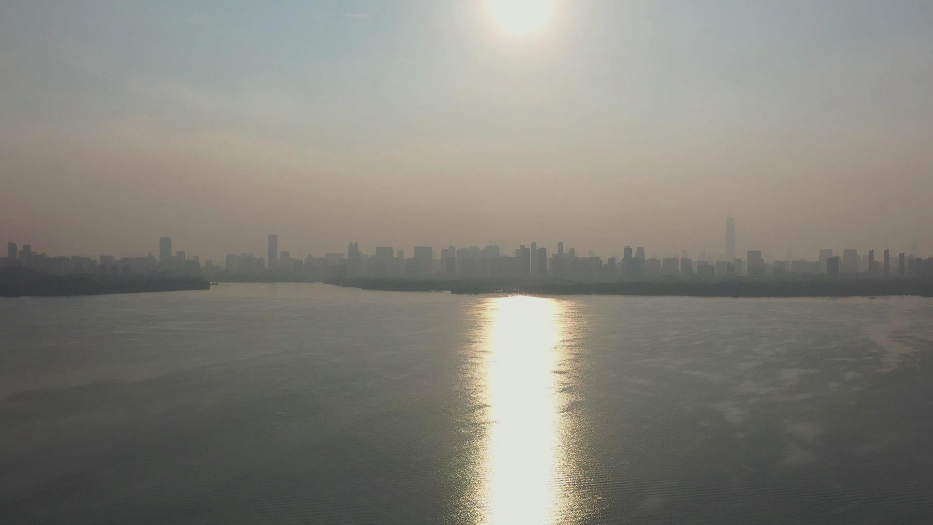 逆光下的武汉东湖视频的预览图