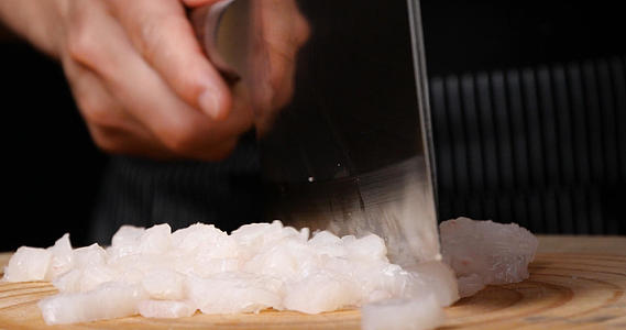 4K厨师剁鱼肉片鱼肉厨师刀工展示视频的预览图