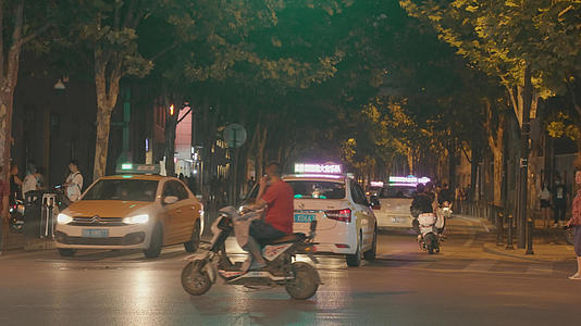 城市交通不文明现象电动车闯红灯打电话过马路4k素材视频的预览图