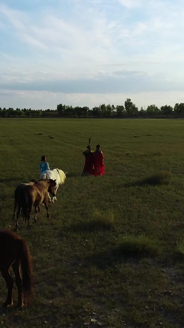 牵马航拍内蒙古牧民视频的预览图