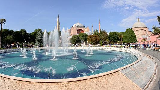 参观者在伊斯坦布尔博物馆前享受盛大的历史之旅视频的预览图