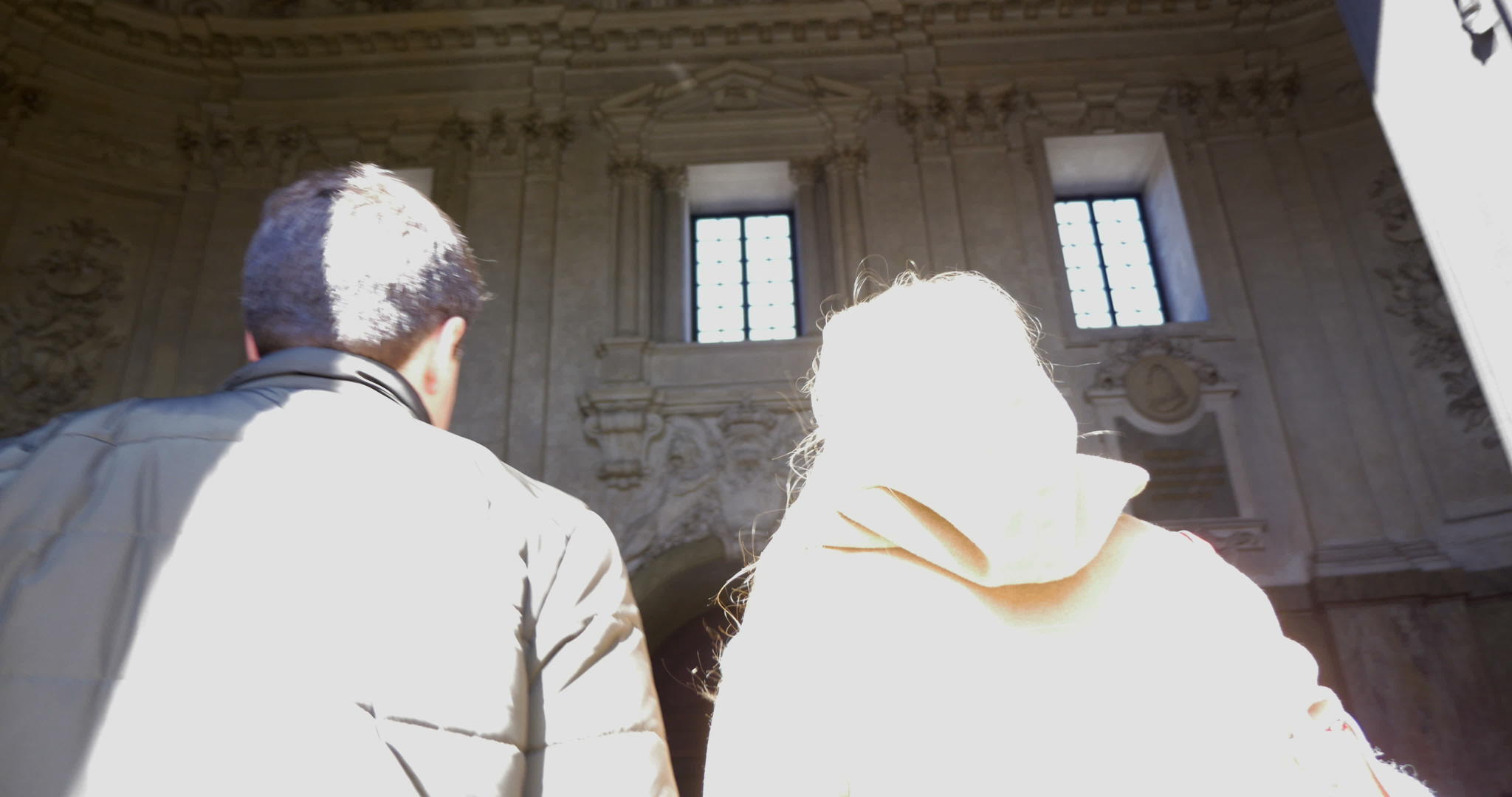 两个人在古建筑里拍照视频的预览图