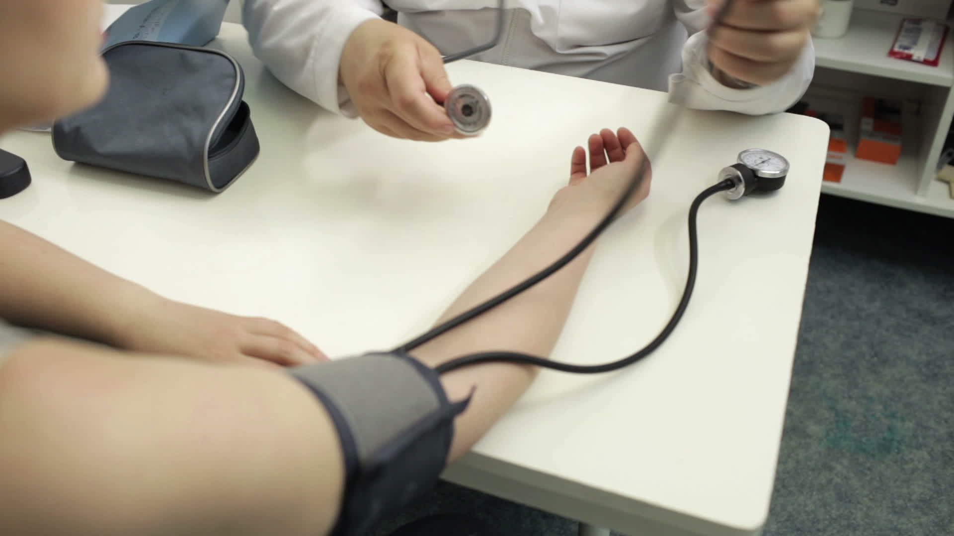 医生测量血压的剂量视频的预览图