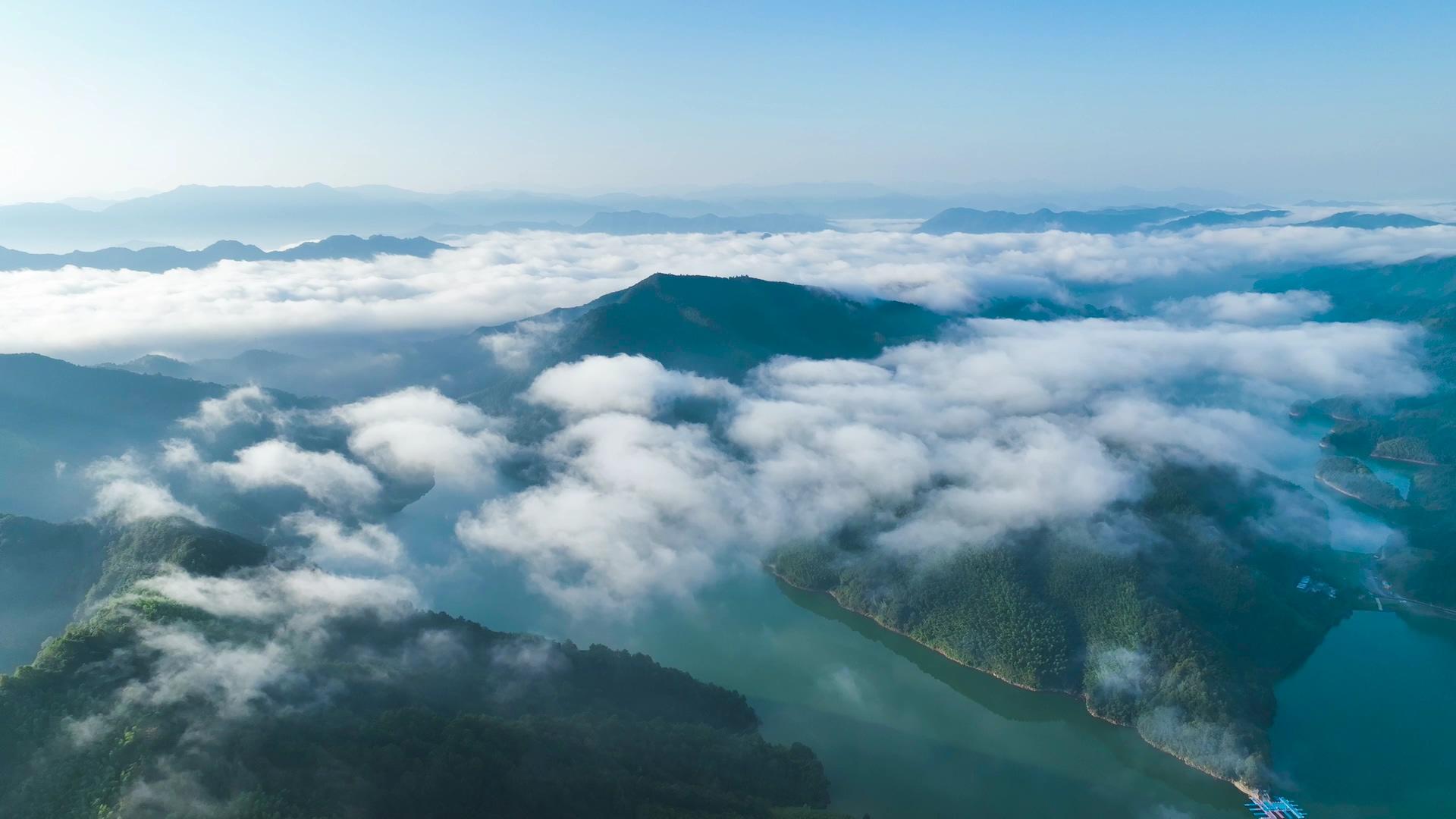 4K航拍皖南青龙湖风景区大山云海湖面烟雾弥漫视频的预览图