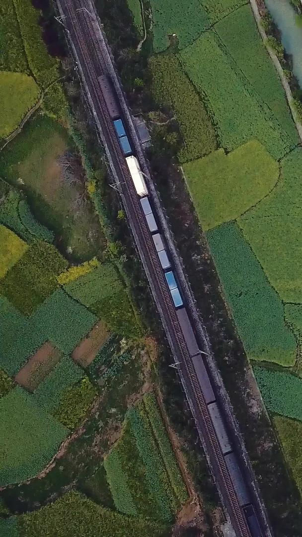 列车驶过乡村农田的慢动作航拍视频视频的预览图