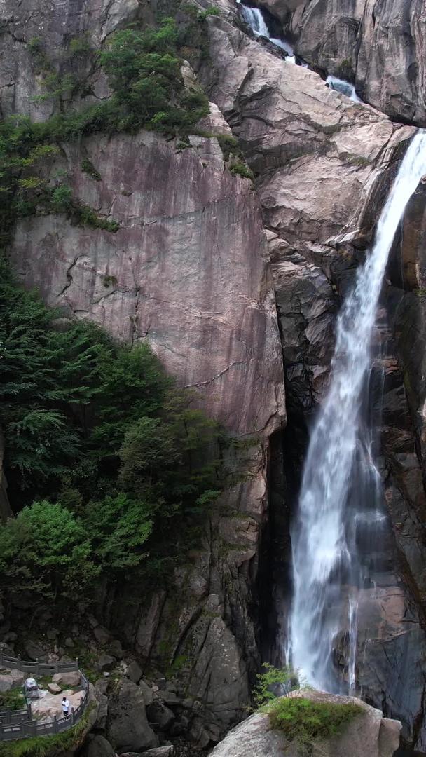 5A洛阳白云山九龙大峡谷景观区白龙瀑布航拍视频视频的预览图
