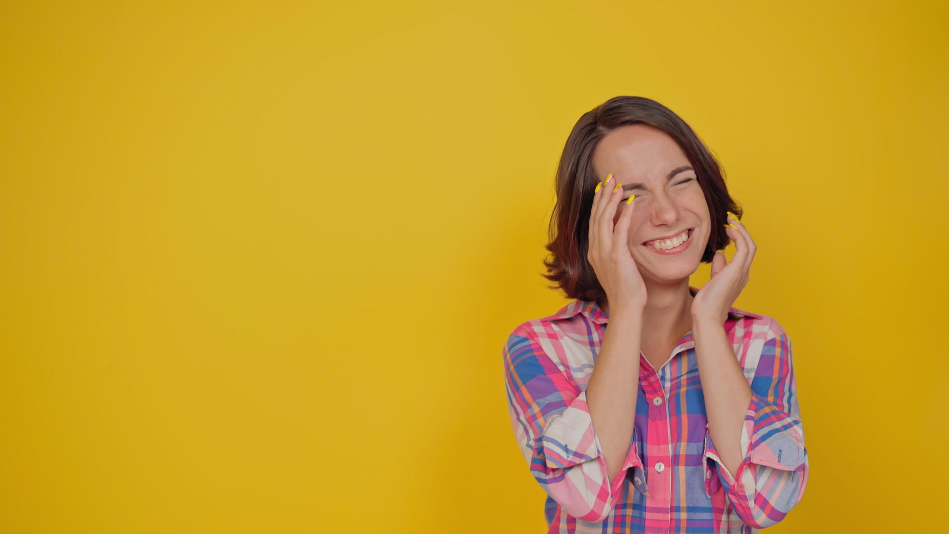 在黄色背景上一个害羞的情感女孩的肖像视频的预览图