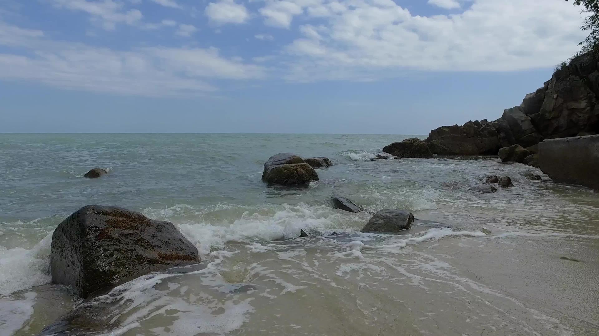 波浪在岩石上移动视频的预览图