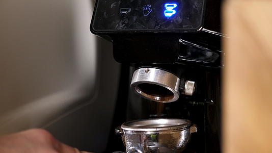 咖啡机碾碎咖啡豆视频的预览图
