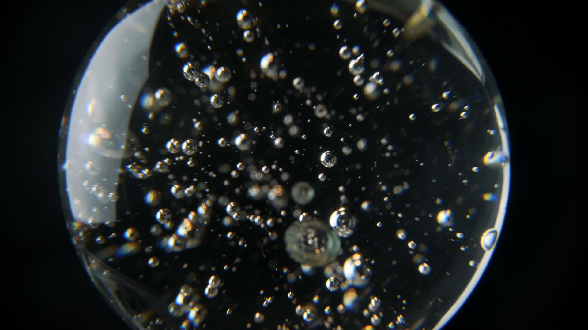 泡沫被困在玻璃球体中视频的预览图