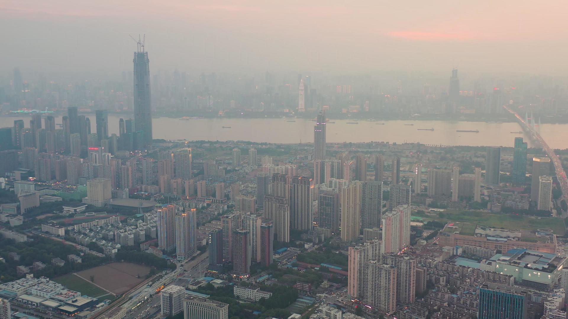 航拍武汉长江边的住宅楼盘和城市风光视频的预览图