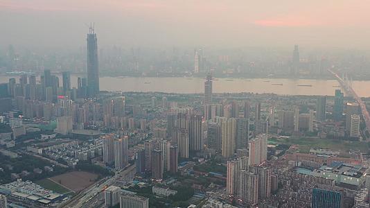 航拍武汉长江边的住宅楼盘和城市风光视频的预览图