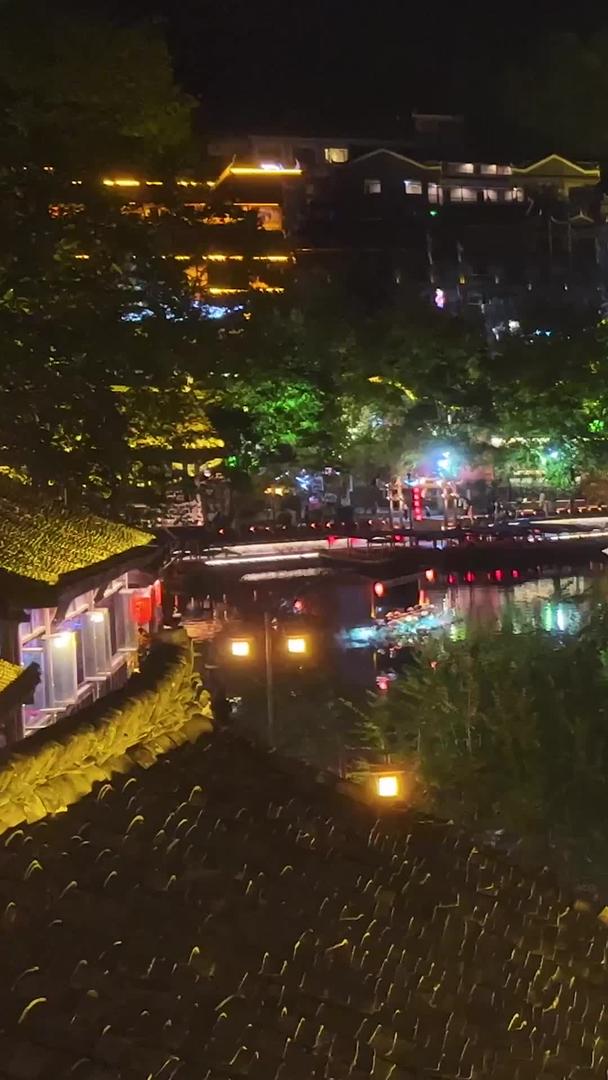 湖南湘西土家族4A级旅游凤凰古城沱江夜景人群素材视频的预览图