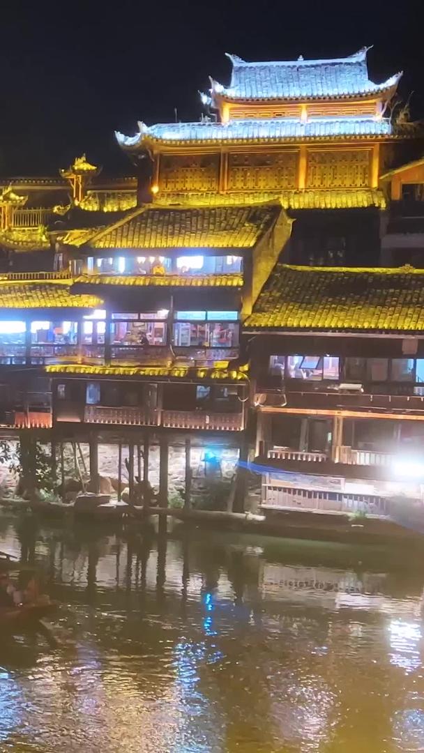 湖南湘西土家族4A级旅游凤凰古城沱江夜景人群素材视频的预览图