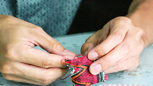 中国传统端午创意国风艾草三角香包缝制视频的预览图