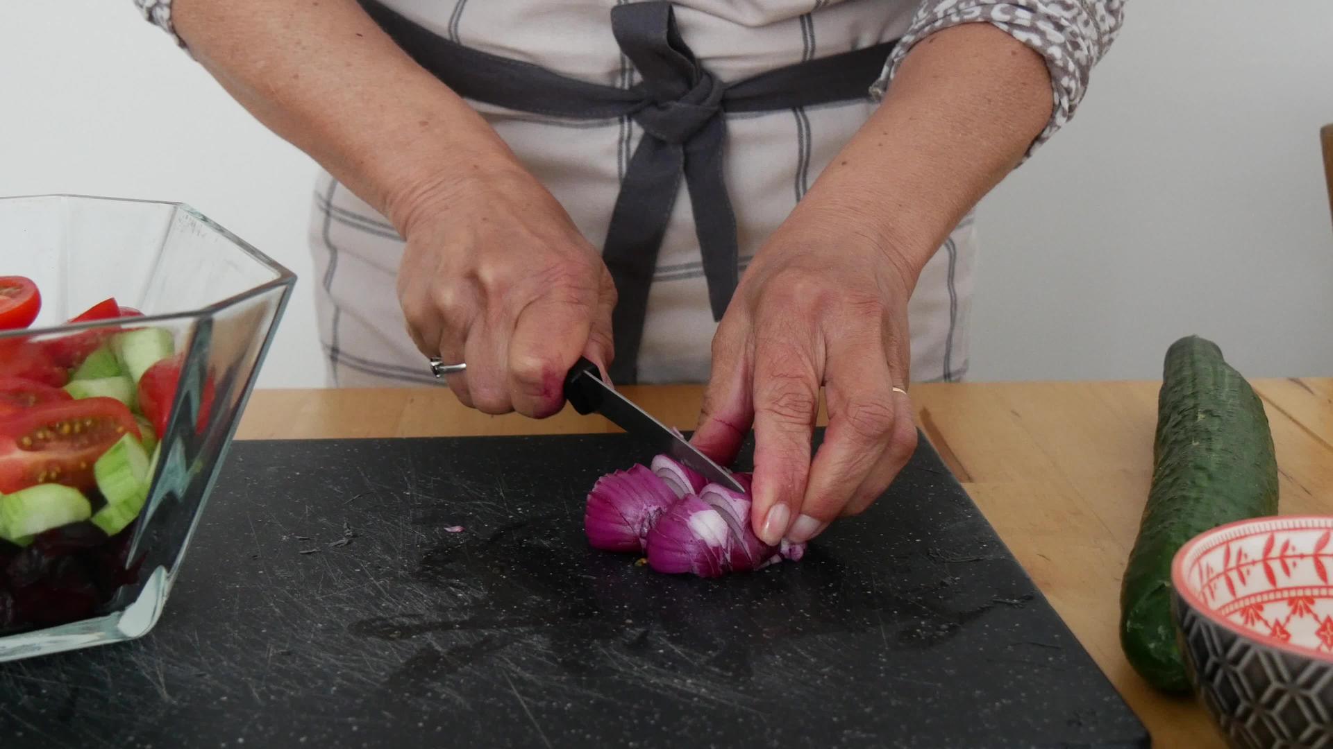 女性切洋葱做素食沙拉视频的预览图