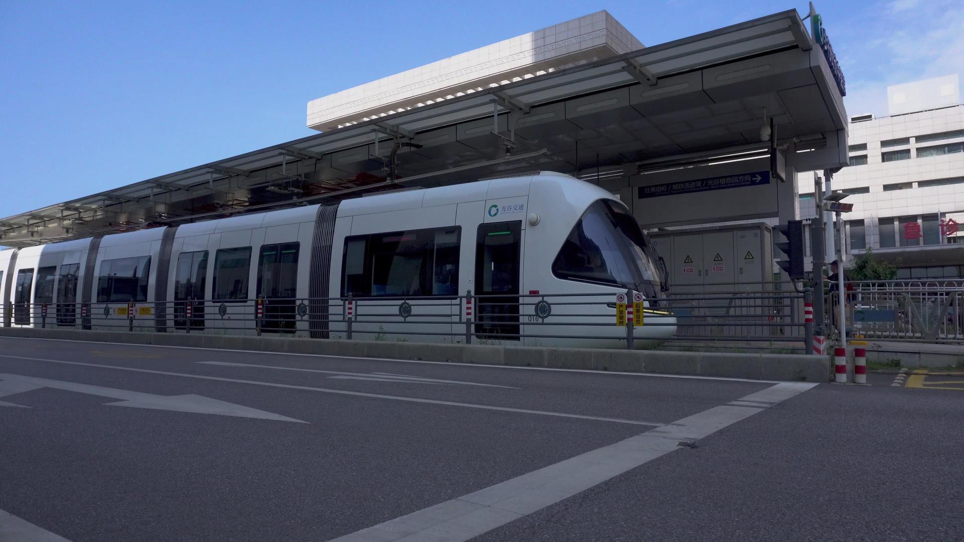 城市有轨电车到站4K视频视频的预览图