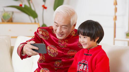 红火过年新春过年长辈带孩子给亲朋好友视频电话视频的预览图