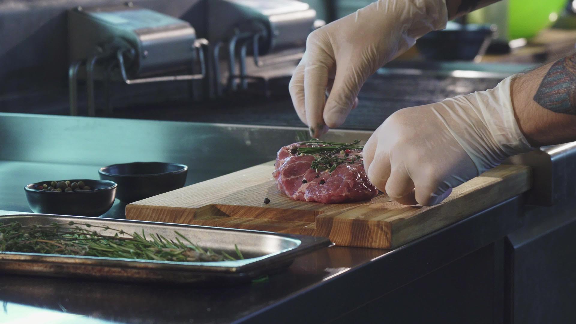 专业厨师在烹饪前添加猪肉香料视频的预览图